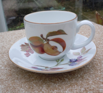 Royal Worcester Evesham Vale Feinporzellan Teetasse und Untertasse Obst Design