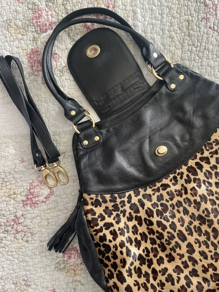 Pelo de becerro piel de vaca leopardo cuero suave Clever Carriage Co. tachuelas doradas negras Foto 4 de 4