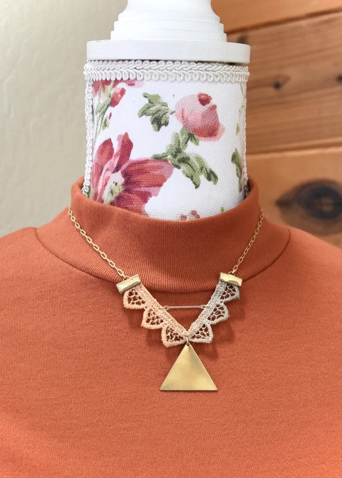 Collar Geométrico Anthropologie Crochet y Encaje Ombré Foto 2 de 3