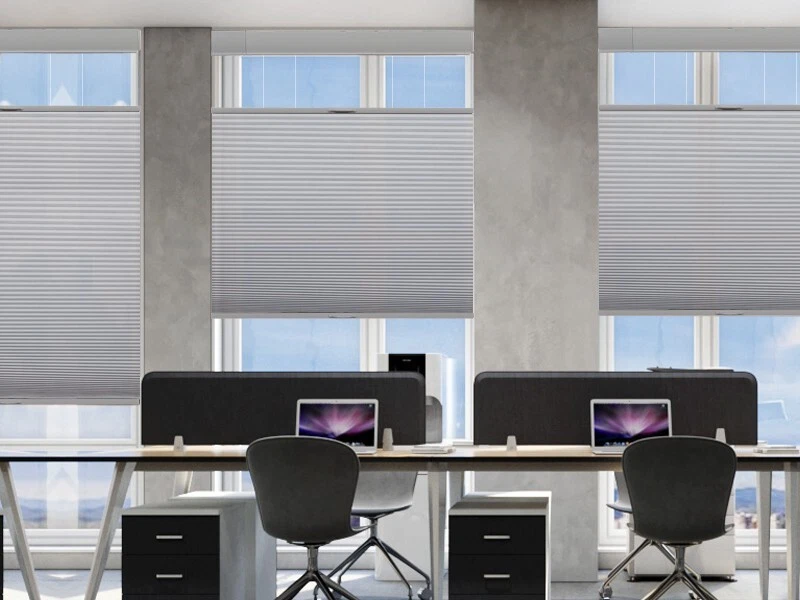 Persiana de nido de abeja gris inalámbrica con filtro de luz de arriba hacia abajo sin taladro Foto 3 de 4