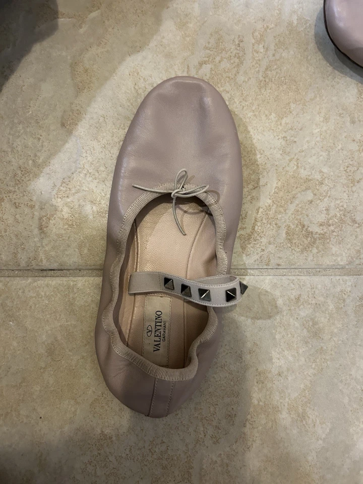 Bailarina de cuero plana Valentino Rockstud, cuero rosa Foto 3 de 4