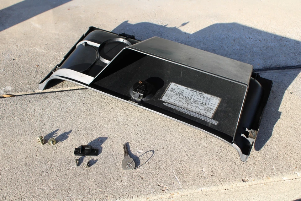 1975 1976 1977 Mercury Capri Glove Box Door, w/striker and latch, W/ AC Dash mtd Foto 2 de 4