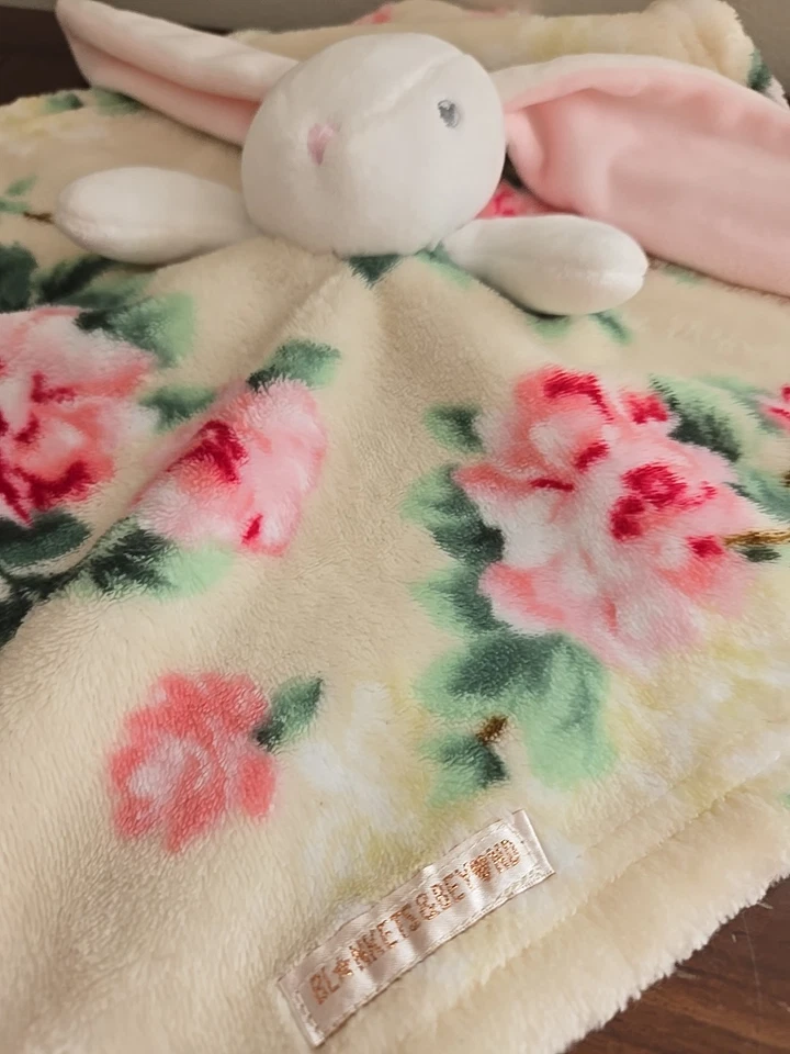 Mantas y más allá Conejo Blanco Conejo Con Rosas Bebé Lovey Manta Felpa Rosa Foto 2 de 4