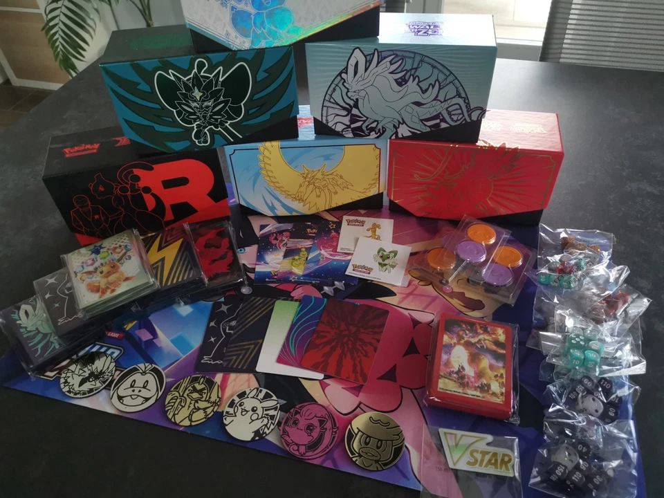 Pokémon Karten 600 Stück in ETB boosterfrisch + Sleeves, Würfel, Coins, Sticker