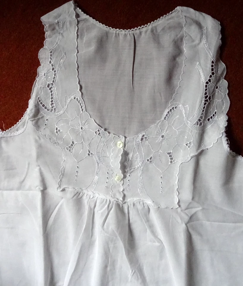 Vintage Nachthemd Gr.40/42 edle Stickereien Knopfleiste Festonrand weißer Batist - Bild 2 von 4