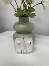 Apple EarPods Headphones with Mic Remote Sealed in Case-New Genuine