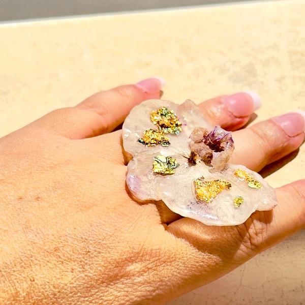 Título Anillo ajustable con orquídea natural preservada y pan de oro – Joyería b