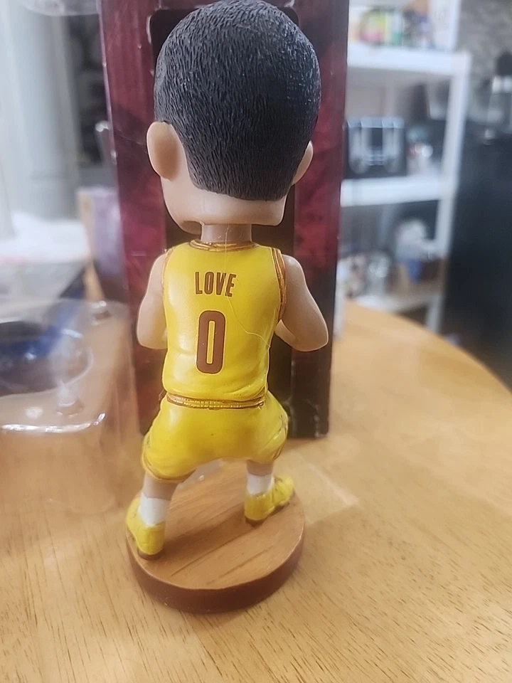 Camiseta amarilla Bobblehead Cleveland Cavaliers de la NBA Kevin Love 29 de marzo de 2015 Foto 3 de 4