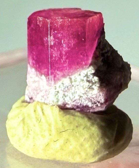 BEAUTIFUL RED BERYL BIXBITE CRYSTAL NATURAL RAW SPECIMEN RUBY VIOLET CLAIMS UTAH