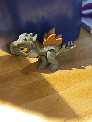 Jurassic World Snap Squad Attitudes Stegosaurus 4'' Toy Dinosaur Action Figure