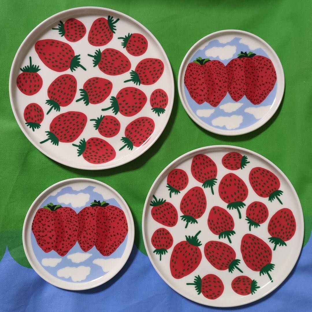 Marimekko Strawberry 2 Mansikka and 2 Mansikkavuoret Plates