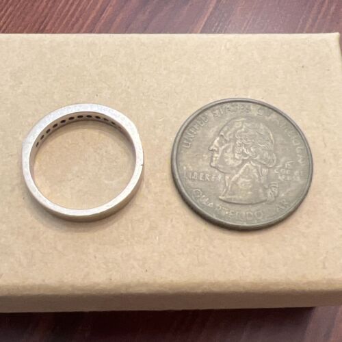 Anello in oro bianco 14 carati tondo taglio brillante diamante canale fascia .33CTW misura 6,75 - Foto 7 di 21