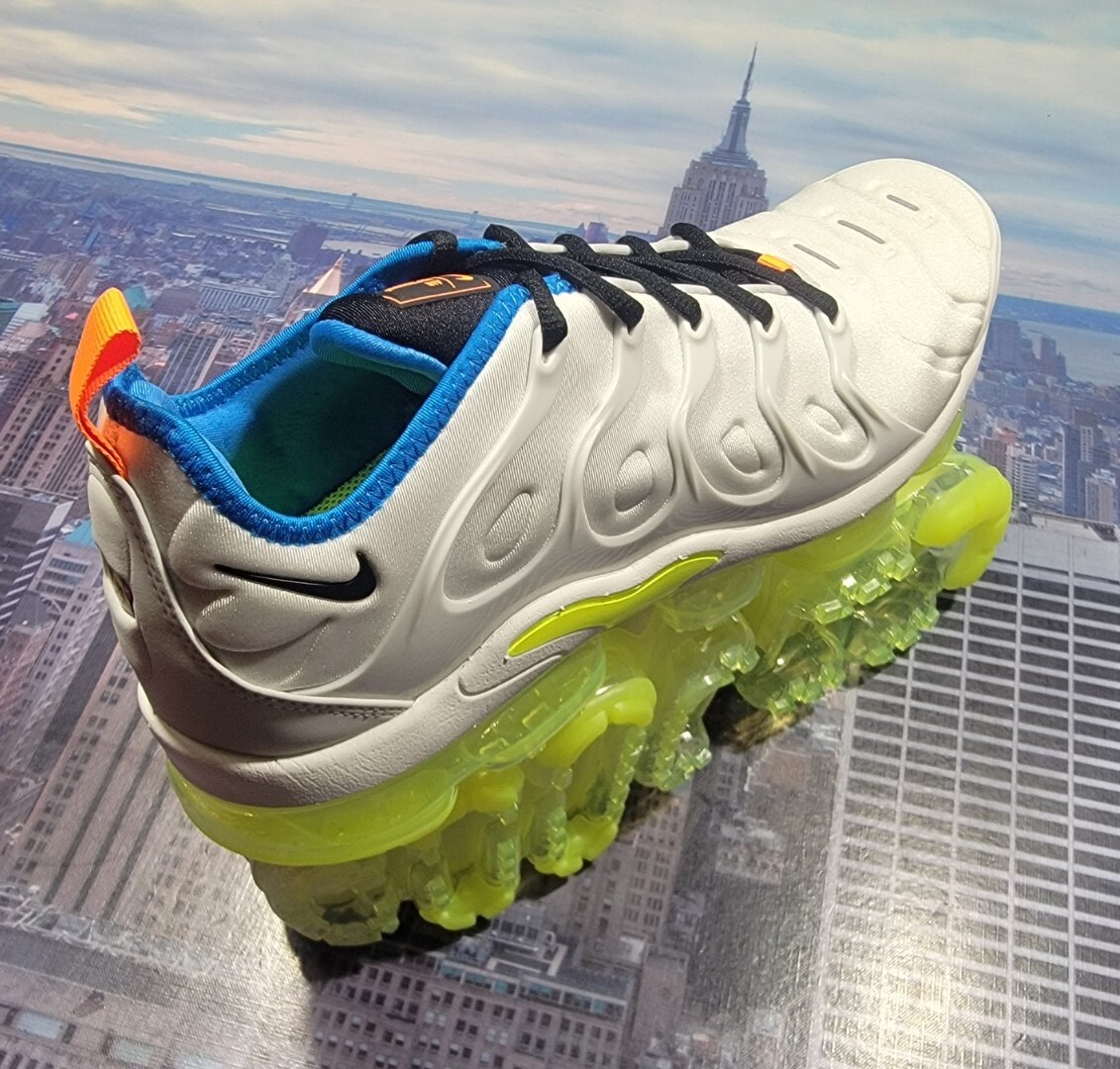 Nike Air VaporMax Plus Photon Dust/Black-Volt Womens Size 8  display picture 1
