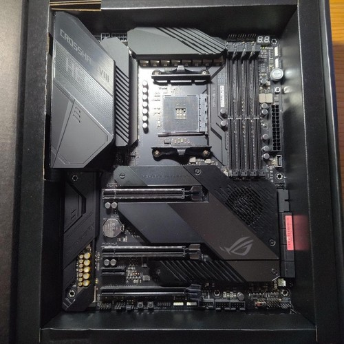 ASUS ROG Crosshair VIII Hero AMD X570 ATX AM4 Motherboard - Picture 3 of 7
