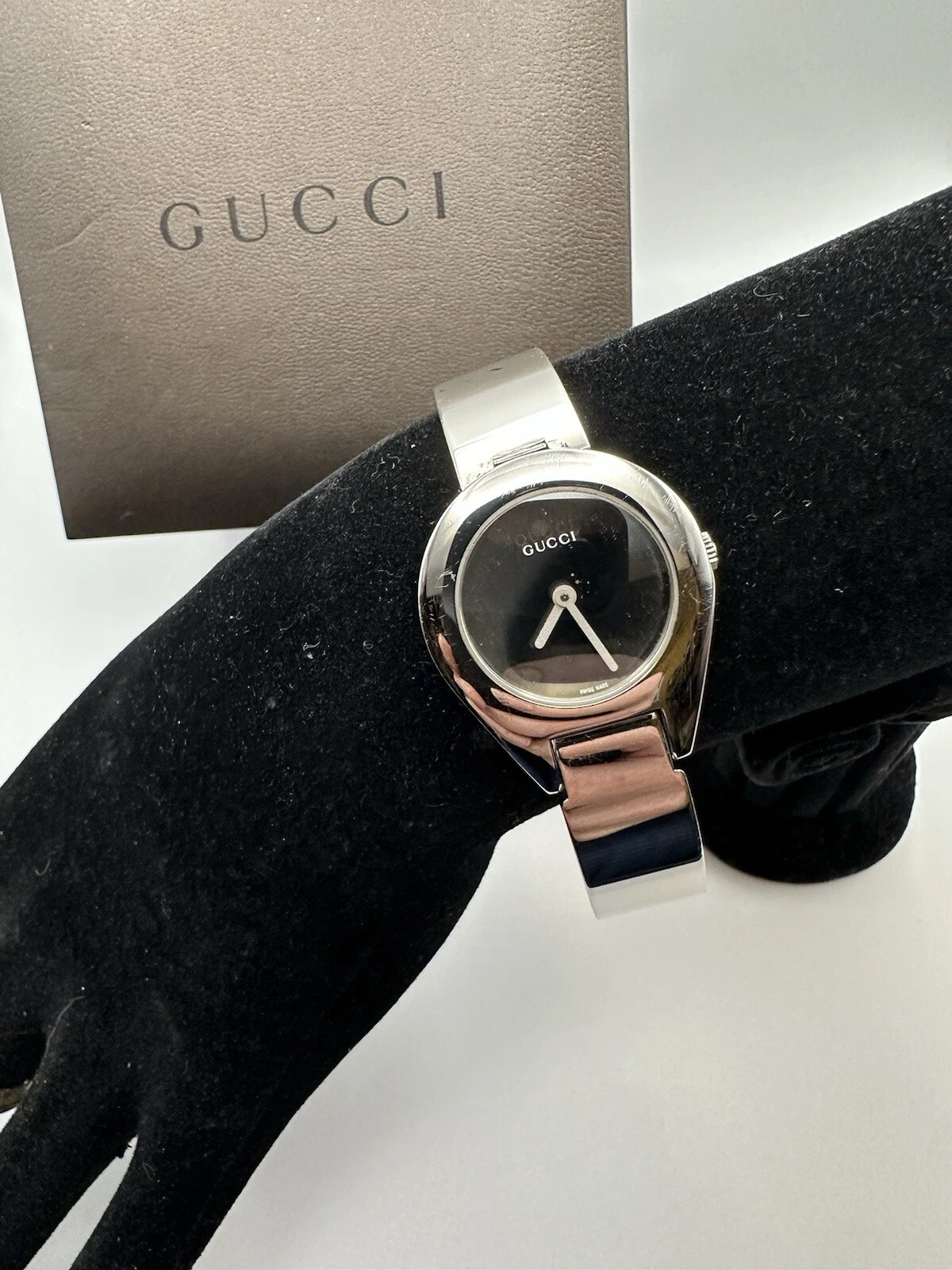 Montre femme Gucci 6700L cadran noir cristal saphir fabriquée en Suisse