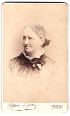 Fotografie James Ewing, Aberdeen, Crown Street 11, Porträt einer Dame 