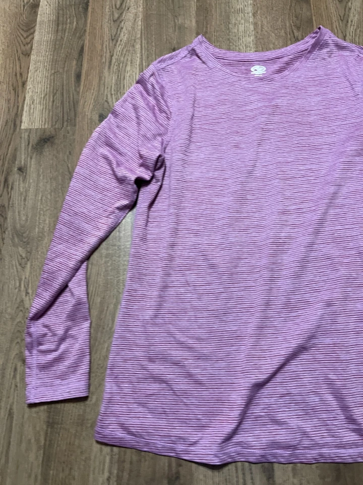 Camisa Athletic Works, Para Mujer Talla Pequeña, Púrpura, Manga Larga, Cuello Redondo Foto 3 de 4