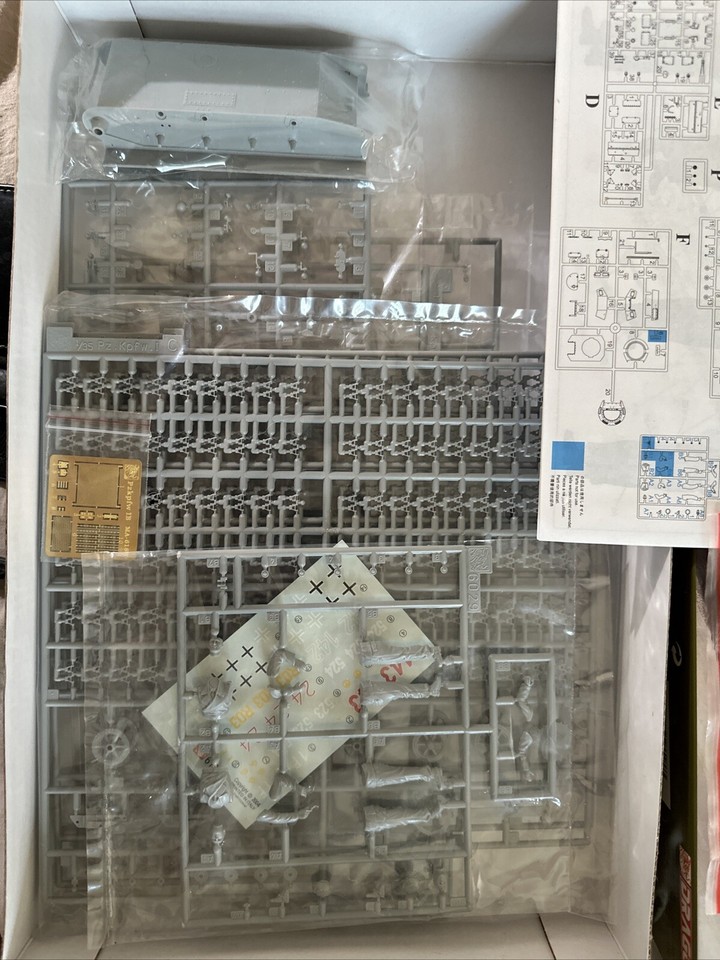 Dragon 1/35 Scale PzKpfw I Ausf B German WWII Tank Plastic Model Kit