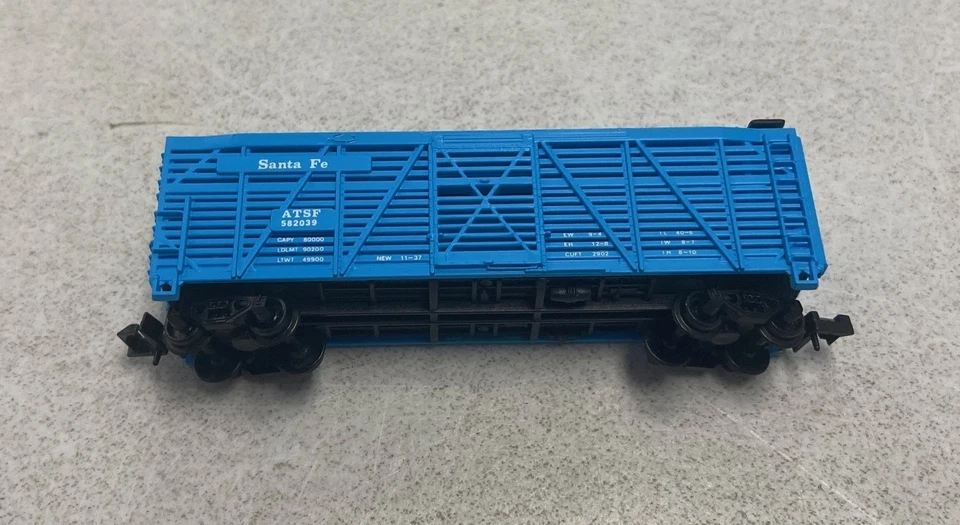 Model Power N Scale ATSF Cattle Car 3555 - Image 2 of 4
