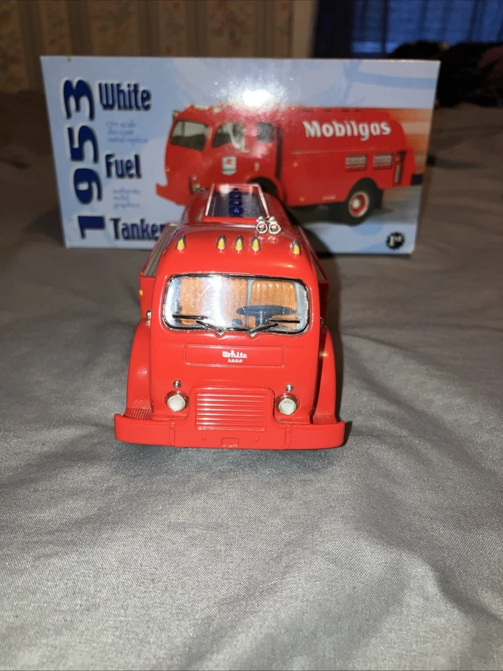 1953 Mobilgas White Fuel Tanker 1:34 Scale Die-Cast Replica - Image 4 of 4
