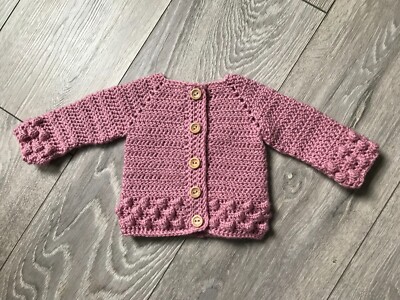 Neue handgehäkelte Baby Mädchen altrosa Strickjacke 0-3 Monate Handarbeit