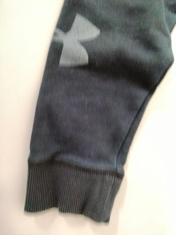 SUDADERA CON CAPUCHA GRIS UNDER ARMOUR TALLA YSM Foto 2 de 4