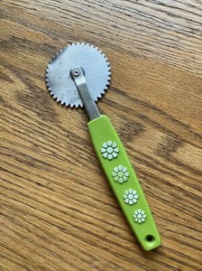 Retro Pastry Cutter with Daisy Plastic Handle 