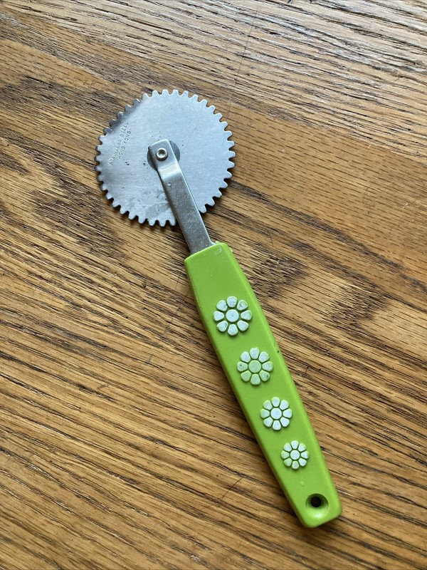 Retro Pastry Cutter with Daisy Plastic Handle 
