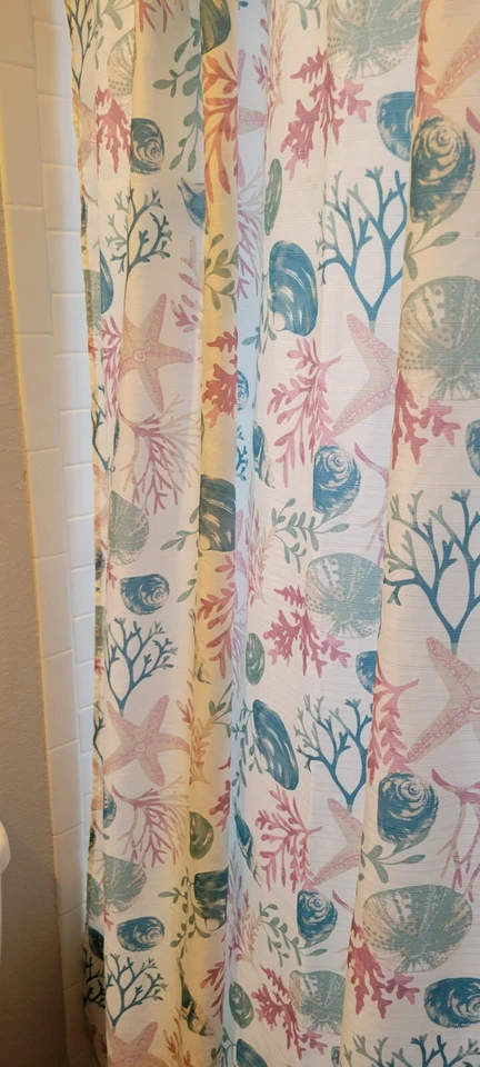 VCNY Hogar Antigua Coral Shells Poliéster Cortina de Ducha, Decoración de Playa Costera Foto 2 de 4