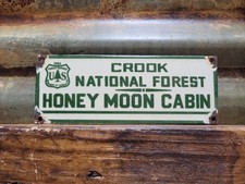 VINTAGE HONEYMOON CABIN PORCELAIN SIGN 1951 OLD CROOK NATIONAL FOREST SERVICE
