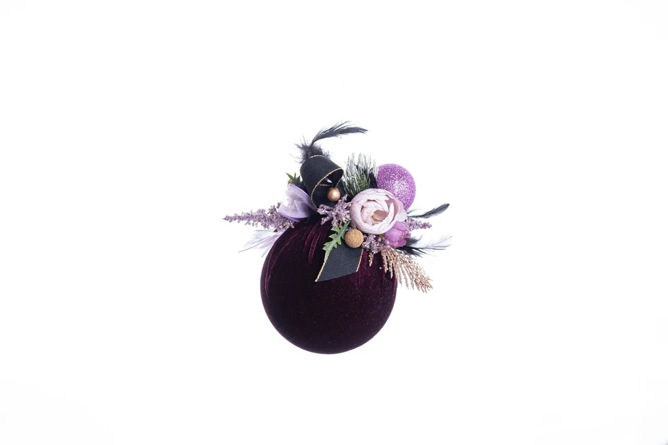 Bola de Navidad de terciopelo en morado profundo con elegantes detalles flora... - Imagen 3 de 4
