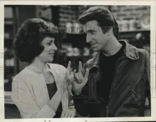 1980 Press Photo Henry Winkler signs with Linda Bove in "Happy Days"-"Allison"