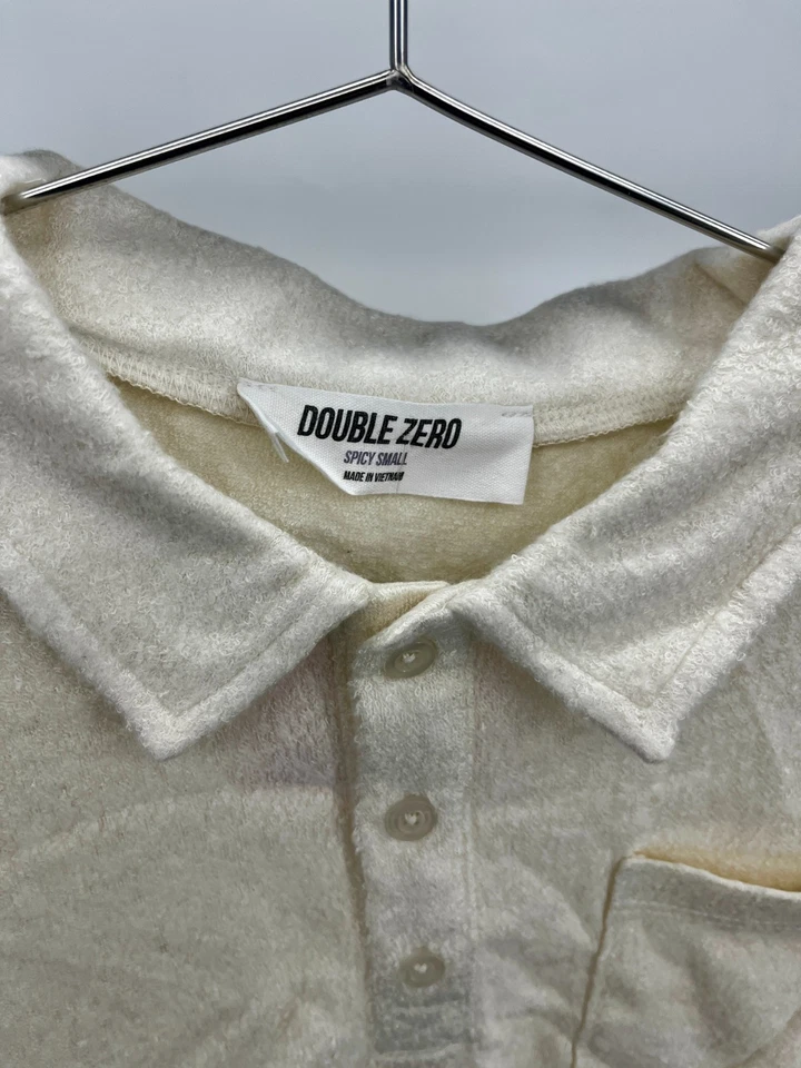 Camisa para mujer - Double Zero de Lala cuello blanco botón polo elástico sincronizado pequeño Foto 3 de 4