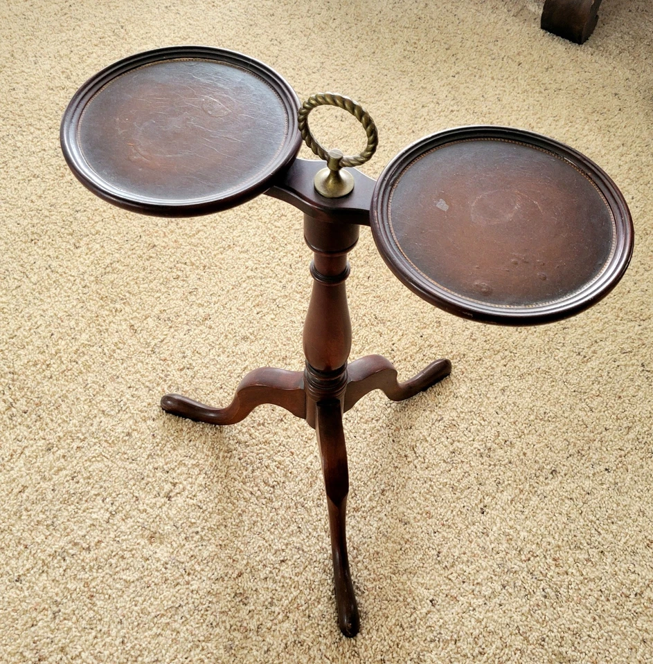 1950's BRANDT FURNITURE Mogno Maciço Suporte de Vinho com Sotaque Tradicional - Imagem 2 de 4