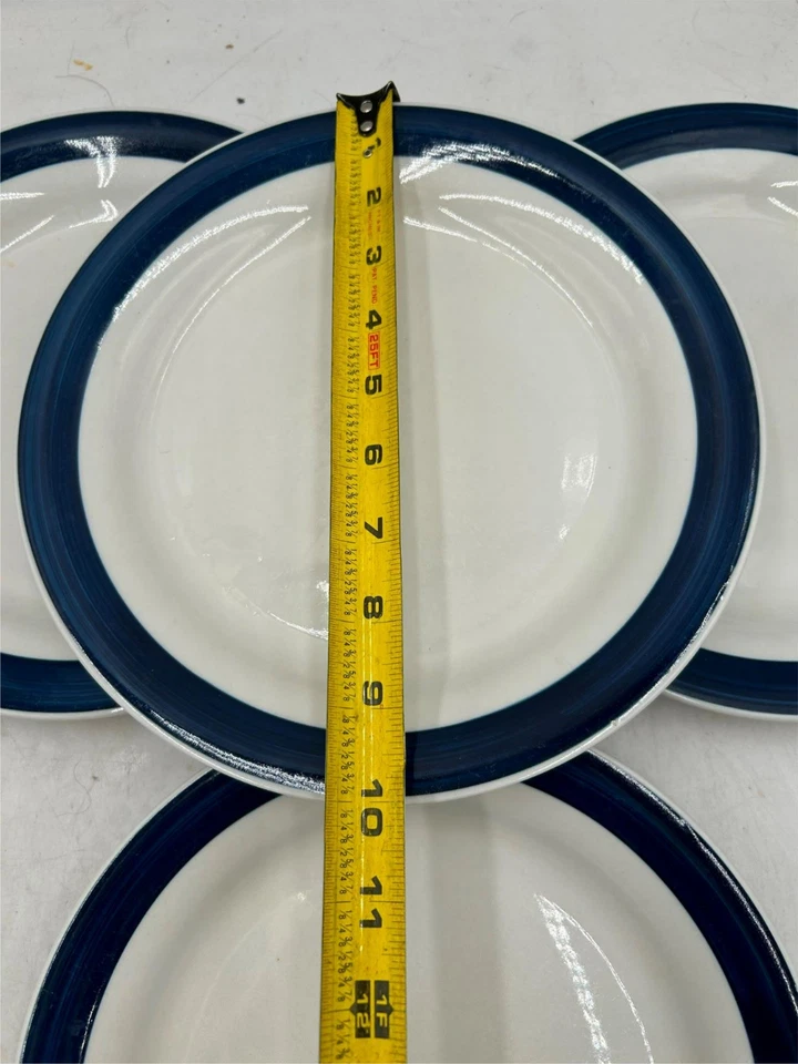 4) PRATOS DE JANTAR MAINSTAYS FAIXA AZUL NO BRANCO - Imagem 2 de 3