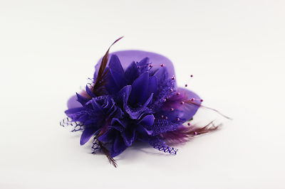 Fascinator Mit Federn Und Perlen – Grauer Haarspangen-Hut Für Hochzeiten & Besondere Anlässe