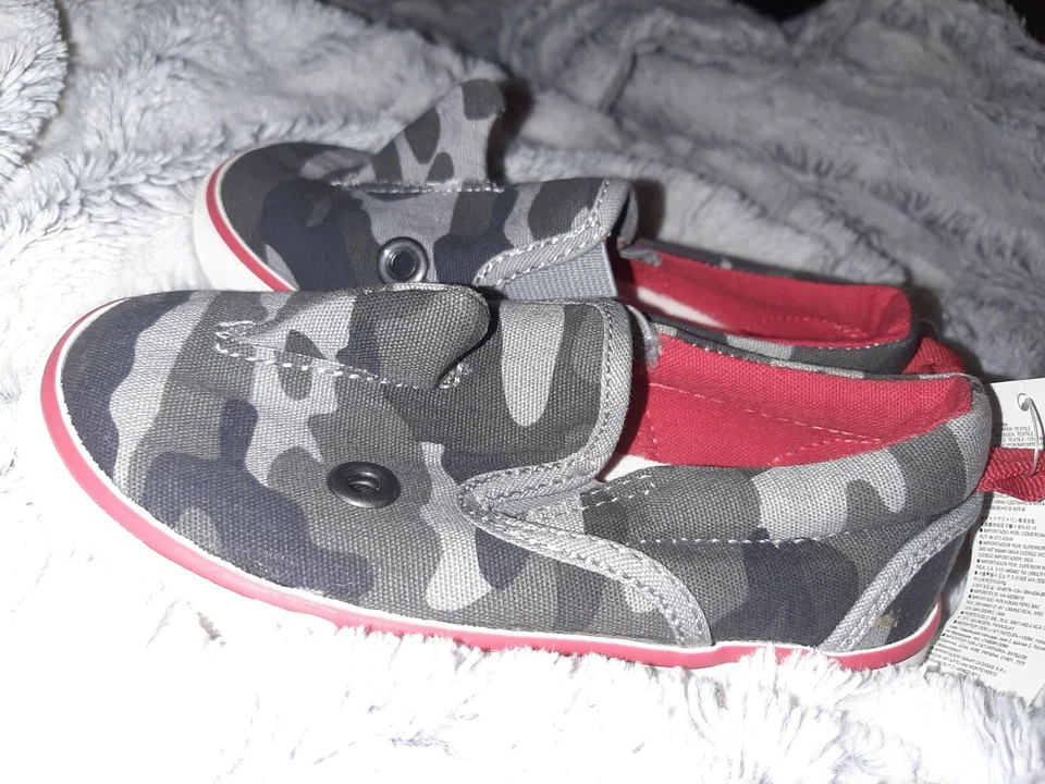 Size 8 NEW W/Tags Baby Gap Gray Red Camouflage Shark Fin Slip-On Sneakers Shoes - Image 3 of 4