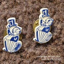 Gentleman Beaver With Top Hat And Tuxedo Plastic Pin Badge Rare Vintage Set Of 2