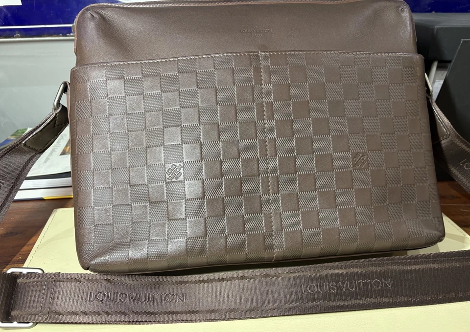 Auth. Louis Vuitton Brown Leather Calypso Messenger Bag - Изображение 2 из 4
