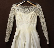 MID-CENTURY IVORY LACE  SATIN WEDDING DRESS LONG LACE SLEEVES CHAPEL LNG TRAIN