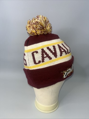 Cappello berretto invernale ricamato Cleveland Cavaliers New Era con pom pom - Foto 2 di 6