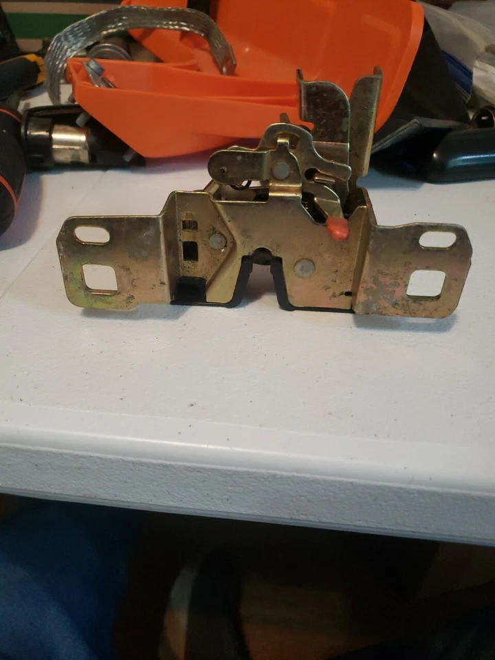 Trava de porta-malas 1998-2001 Mercury MYSTIQUE Ford CONTOUR 98 99 00 01 - Imagem 2 de 3