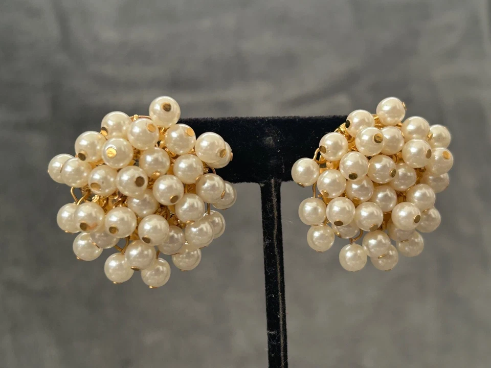 Pendientes con racimo de perlas LELE SADOUGHI Foto 3 de 4