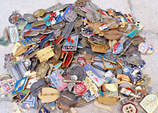 Lot de 200 insignes militaires  Armée Française. TTA  Collection