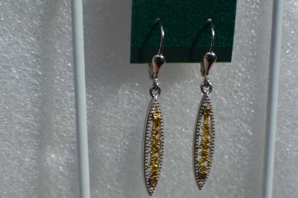 Pendientes colgantes de platino sobre plata fina con cierre de palanca de diamantes amarillos de 0,20 quilates ~ Bonitos Foto 2 de 4