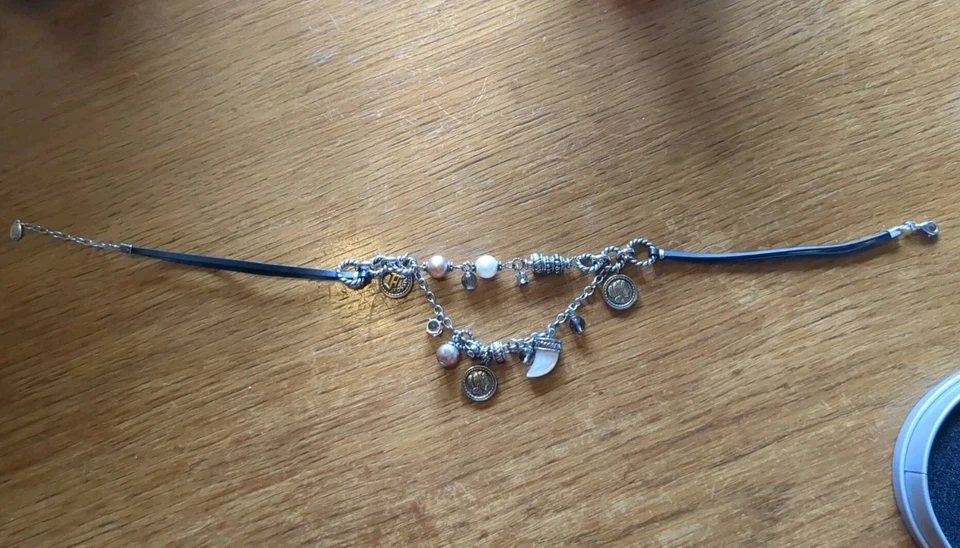 WIE NEU Fossil Frauen Halskette mit Charms, Metallkette mit Lederband - Bild 3 von 4