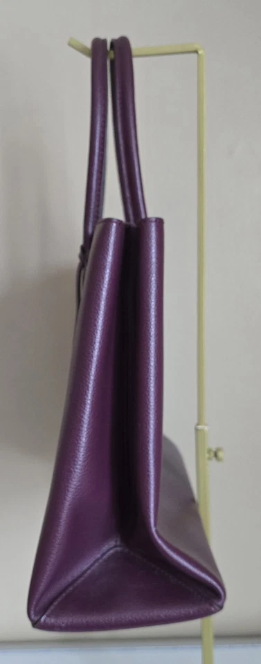 Bolso de hombro Kate Spade de cuero granulado púrpura con etiqueta colgante Foto 3 de 4