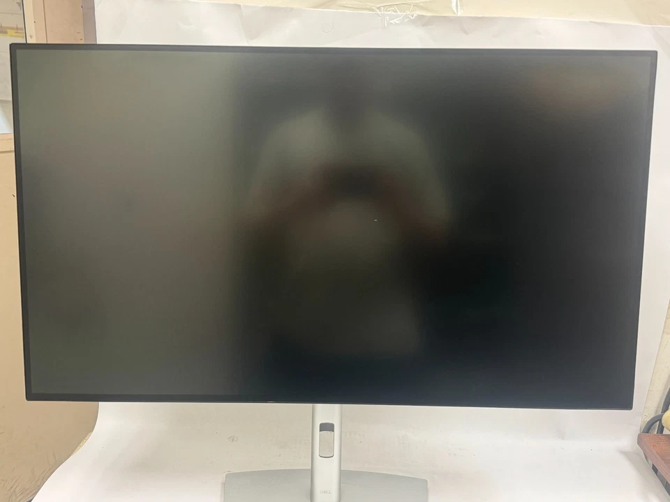 Dell UltraSharp U3223QE 31.5-Inch 4K UHD LCD Monitor 16:9 Black Silver - Image 3 of 4