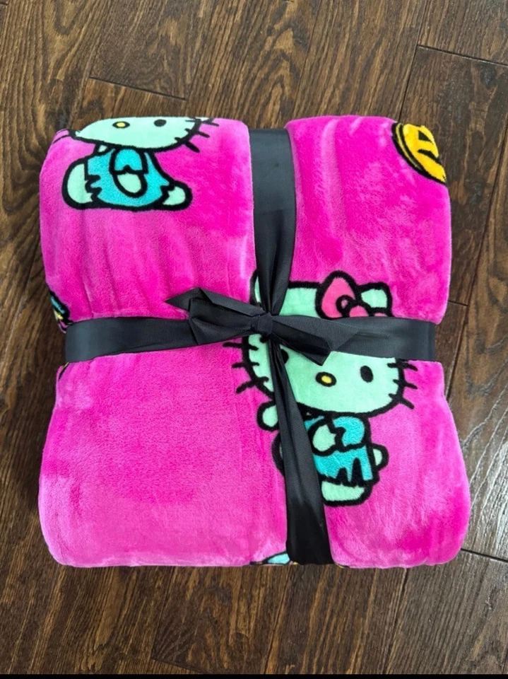 Manta Reina Completa Hello Kitty Halloween Frankenstein Rosa Caliente 90 x 90 Nueva Con Etiquetas Foto 2 de 3