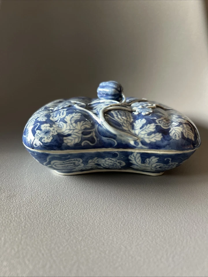 Plato vegetal chino cubierto de porcelana azul y blanco con patrón cantón Foto 3 de 4